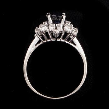 RING, 18K vitguld, fasettslipad safir 1,60 ct, diamanter. Vikt 4,75 g.