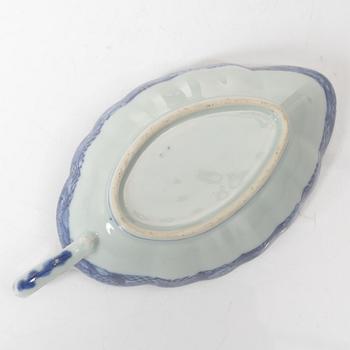 A Chinese blue and white export porcelain sauce boat and a sauce bowl, Qing dynasty, Qianlong (1736-95).