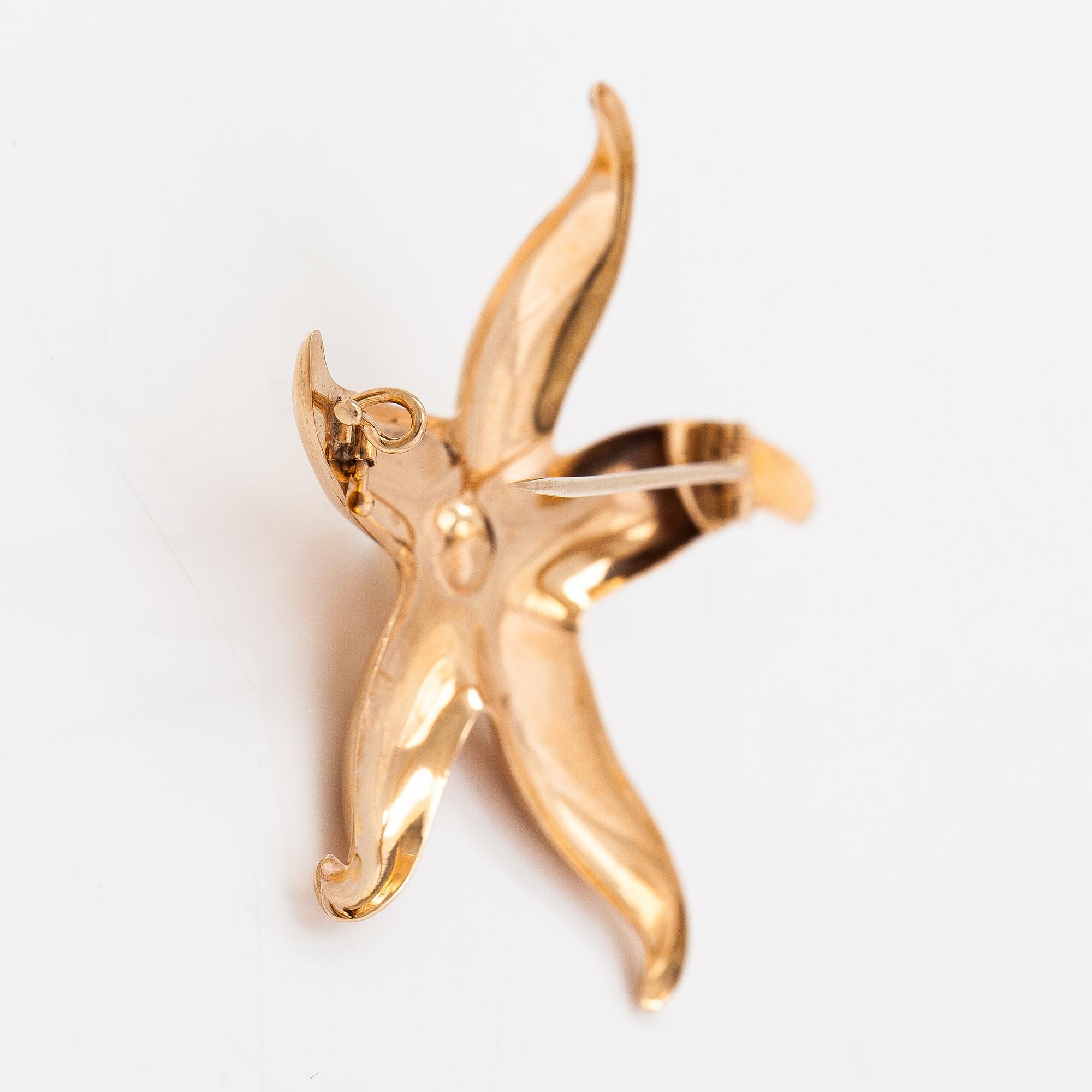 A 14K gold brooch with a cultured pearl. Korutellisuus Tillander, Helsinki.