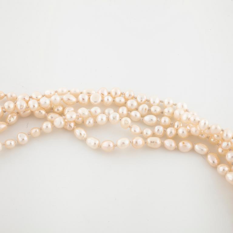 COLLIER, odlade sötvattens pärlor, lås i 18K guld med briljantslipade diamanter.