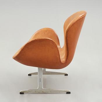 ARNE JACOBSEN, soffa, "Svanen",  för Fritz Hansen, Danmark, 1960-tal.