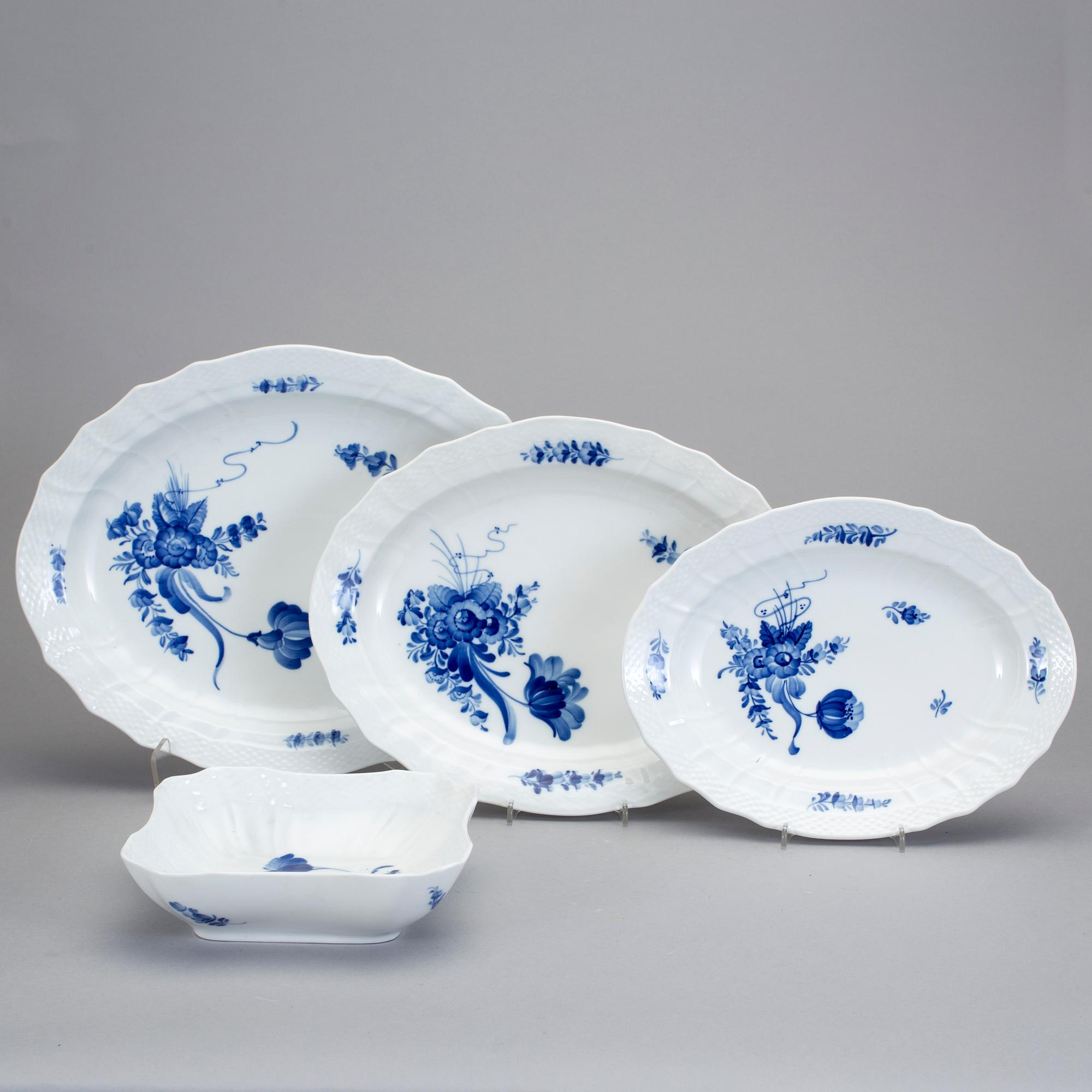 MATSERVIS, porslin, 88 delar, "Blå Blomst", Royal Copenhagen, Danmark.