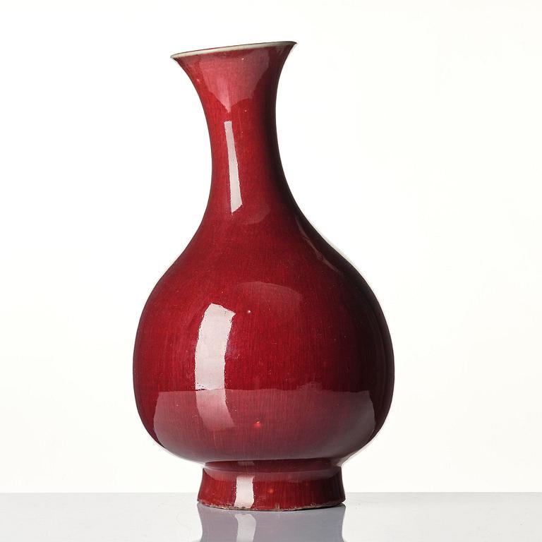 Vas, porslin. Qingdynastin, 1800-tal.