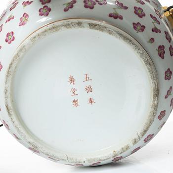 A Chinese tureen with cover and liner, late Qing dynasty.
