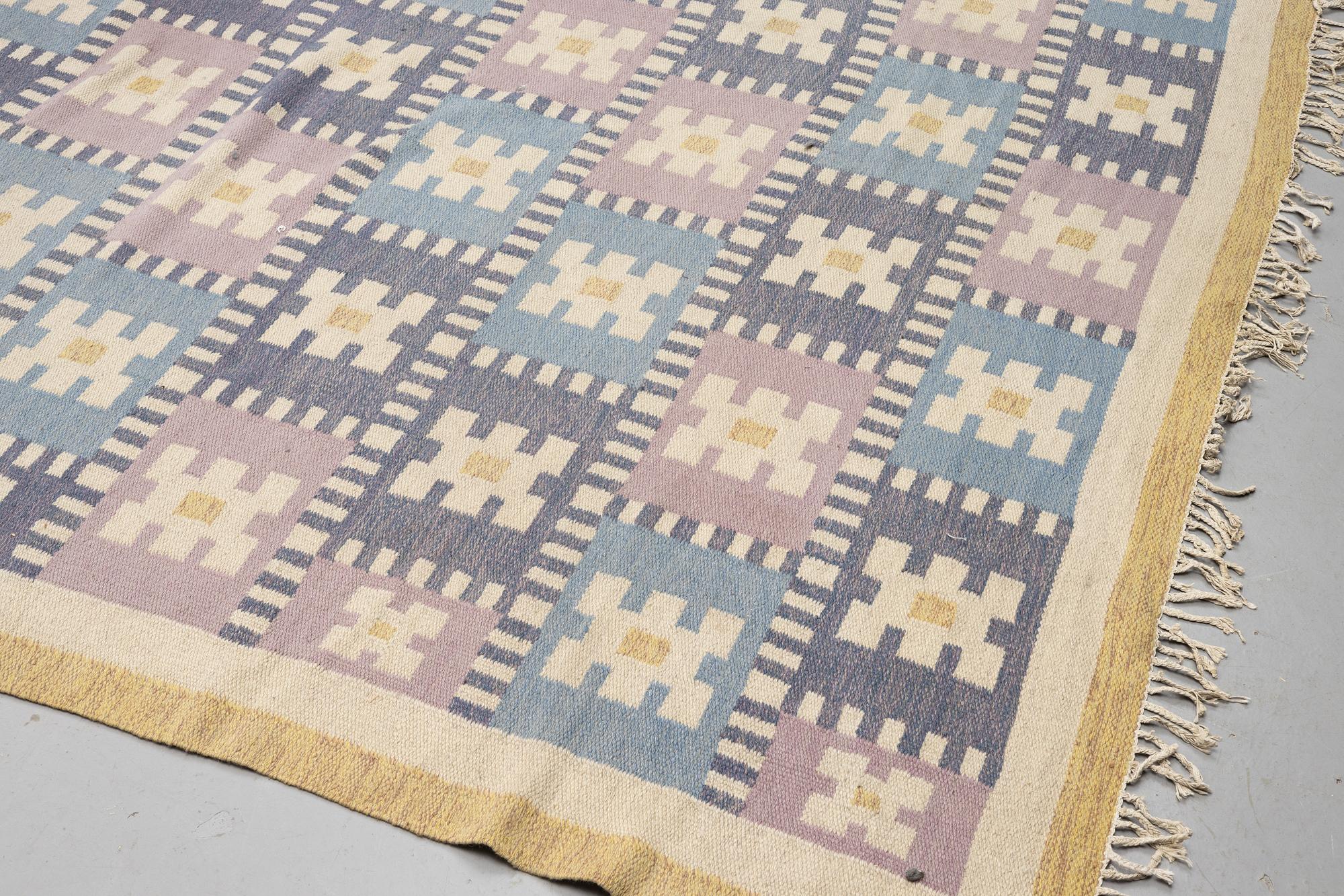 Sigvard Bernadotte, a carpet, "Vitsippa", flat weave, 846 x 395,5 cm, signed SB.