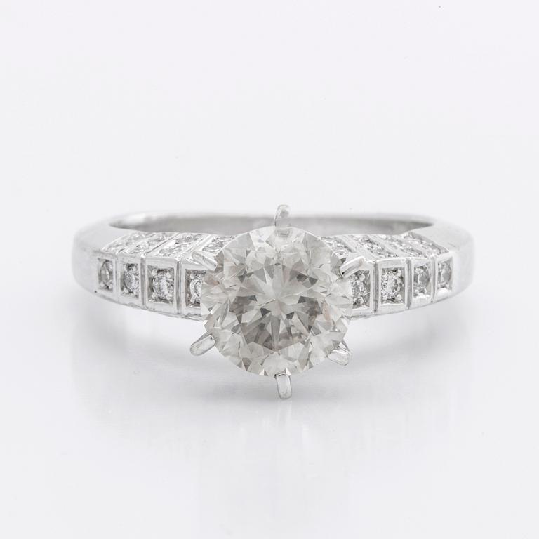 RING 14K vitguld m 1 briljant ca 1,8 ct, ca L-M VS, sidostenar ca 0,25 ct totalt.