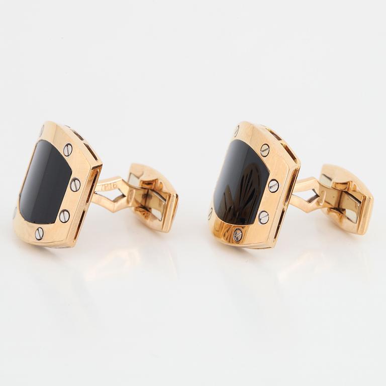 18K gold cufflinks.