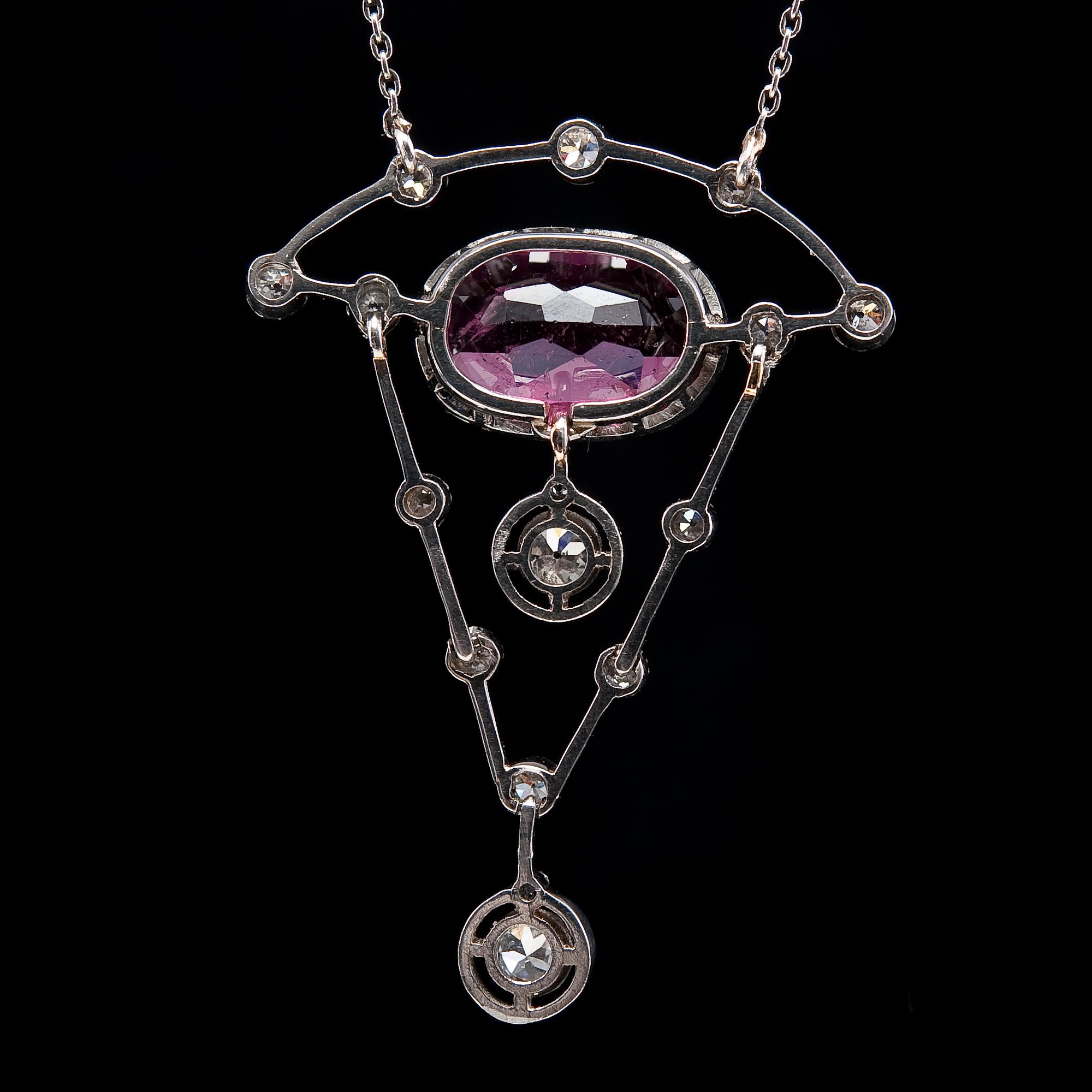 HALSSMYCKE, turmalin ca 3.40 ct, briljantslipade diamanter ca 0.70 ct.