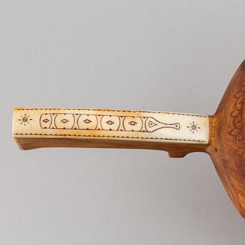 Mjölkstäva / Nápphi, samearbete, signerad FB, möjligen Fredrik Backteman.