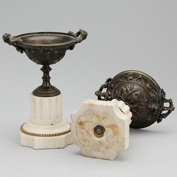 CASSOLETTER, ett par, Louis XVI-stil, 1800-talets slut.