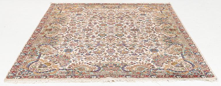 A Tabriz carpet, c. 292 x 210 cm.