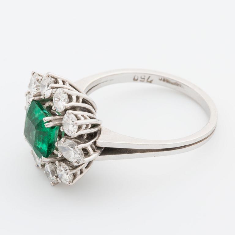 RING, 18K whitegold, 1 emerald, 8 brilliant-cut diamonds and 2 marquis-cut diamonds total 0,90 ct.