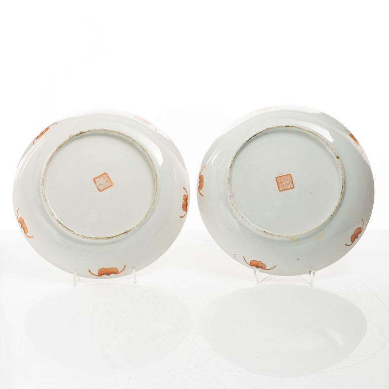 Ett par skålfat och ett par tallrikar, porslin, Kina, Qingdynastin, 1700- och 1800-tal.