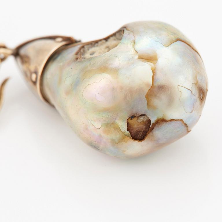 A PEARL PENDANT.