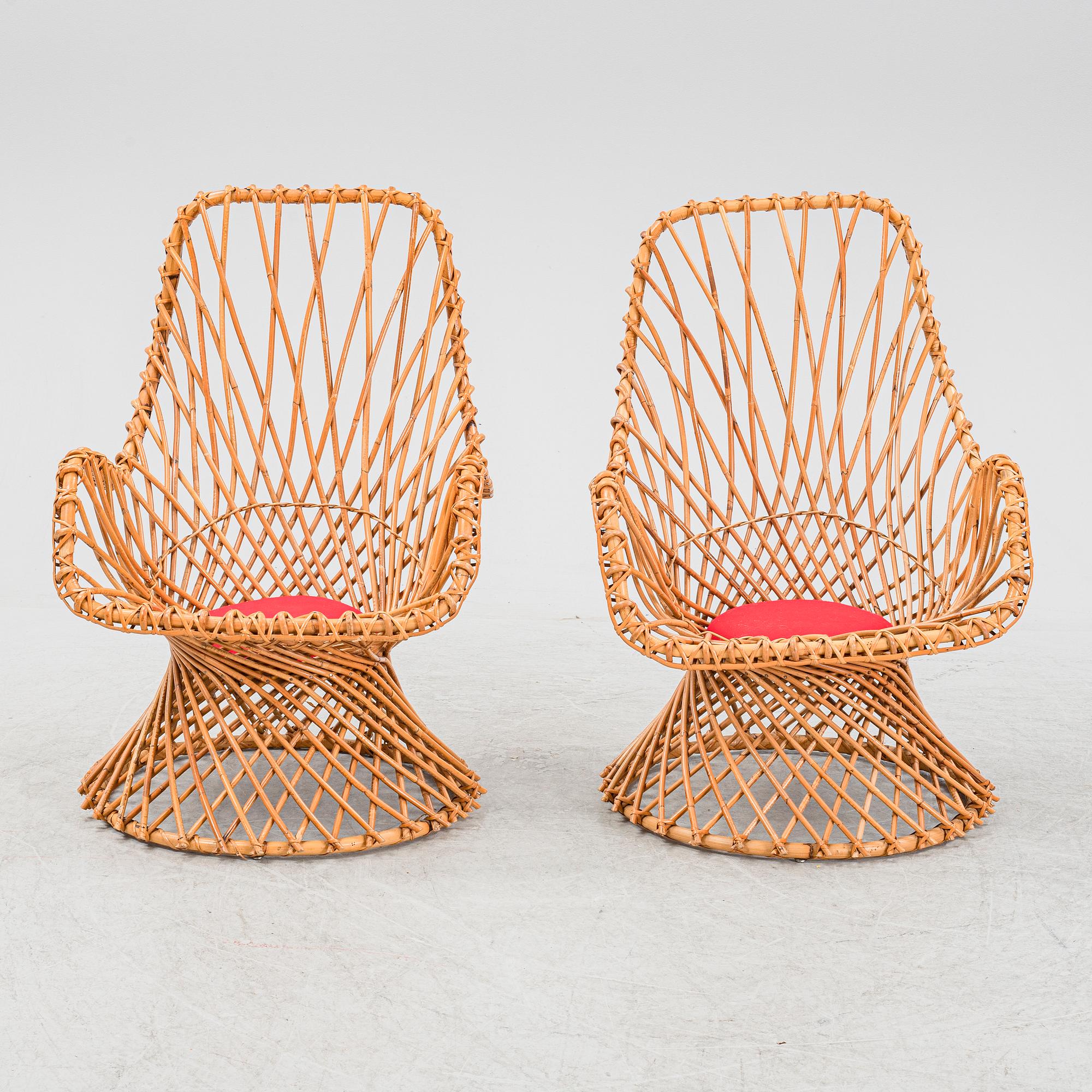 Fåtöljer, ett par samt bord, 1900-talets andra hälft.