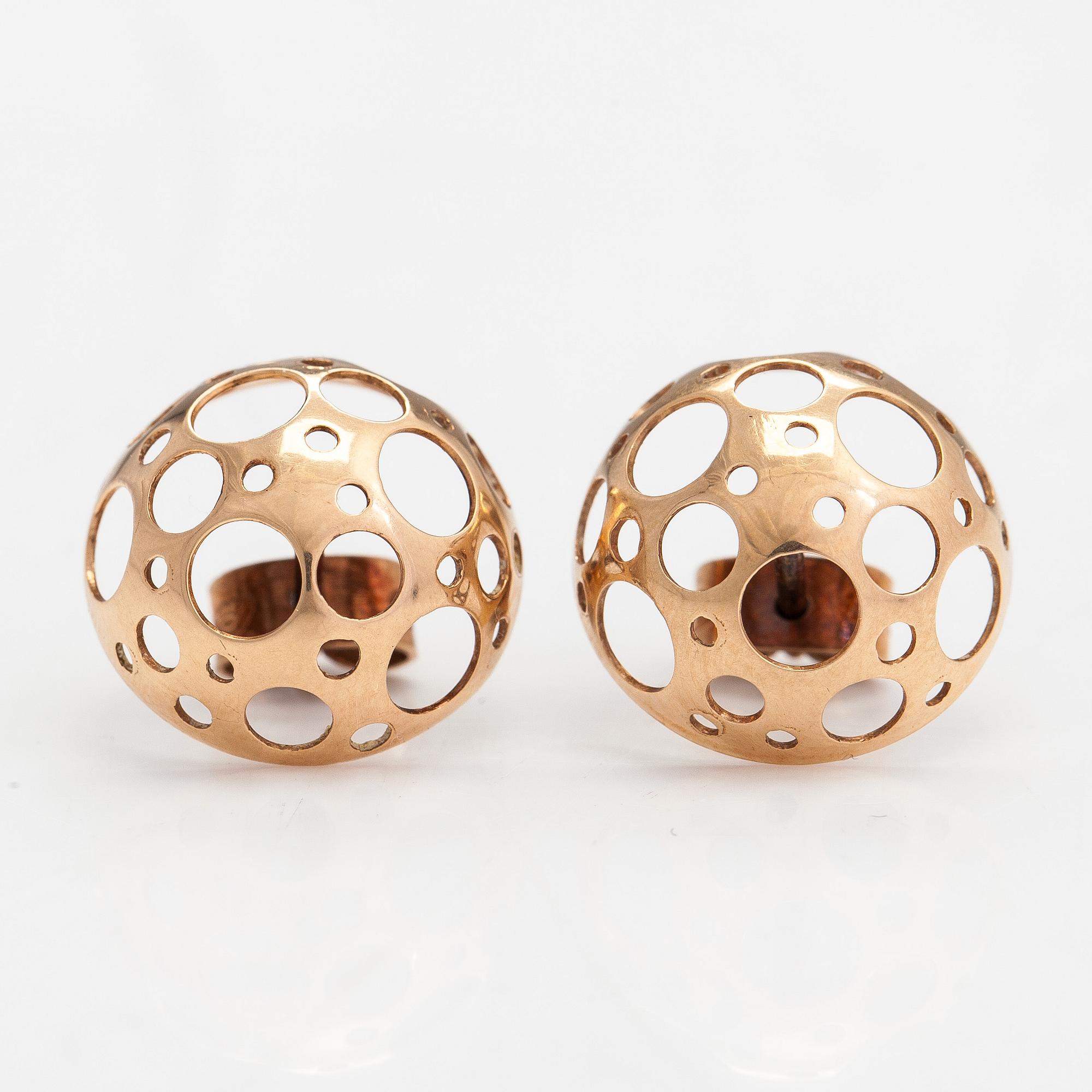 Liisa Vitali, Örhängen "Leppäkerttu", 14K guld. Westerback, Helsingfors 1973.