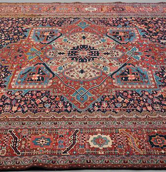 A carpet, a semi-antique West Persian, ca 466,5-470,5 x 334,5-350 cm.