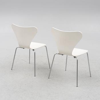 Arne Jacobsen, a pair of model 'Seven' chairs, Fritz Hansen, Denmark 1976.