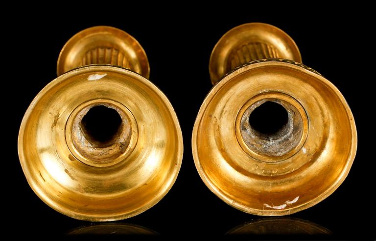 LJUSSTAKAR, ett par, mässing, empirestil, 1900-tal.