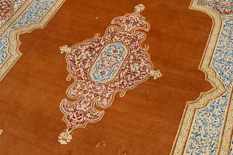 Carpet, Kerman, approx. 371 x 271 cm.