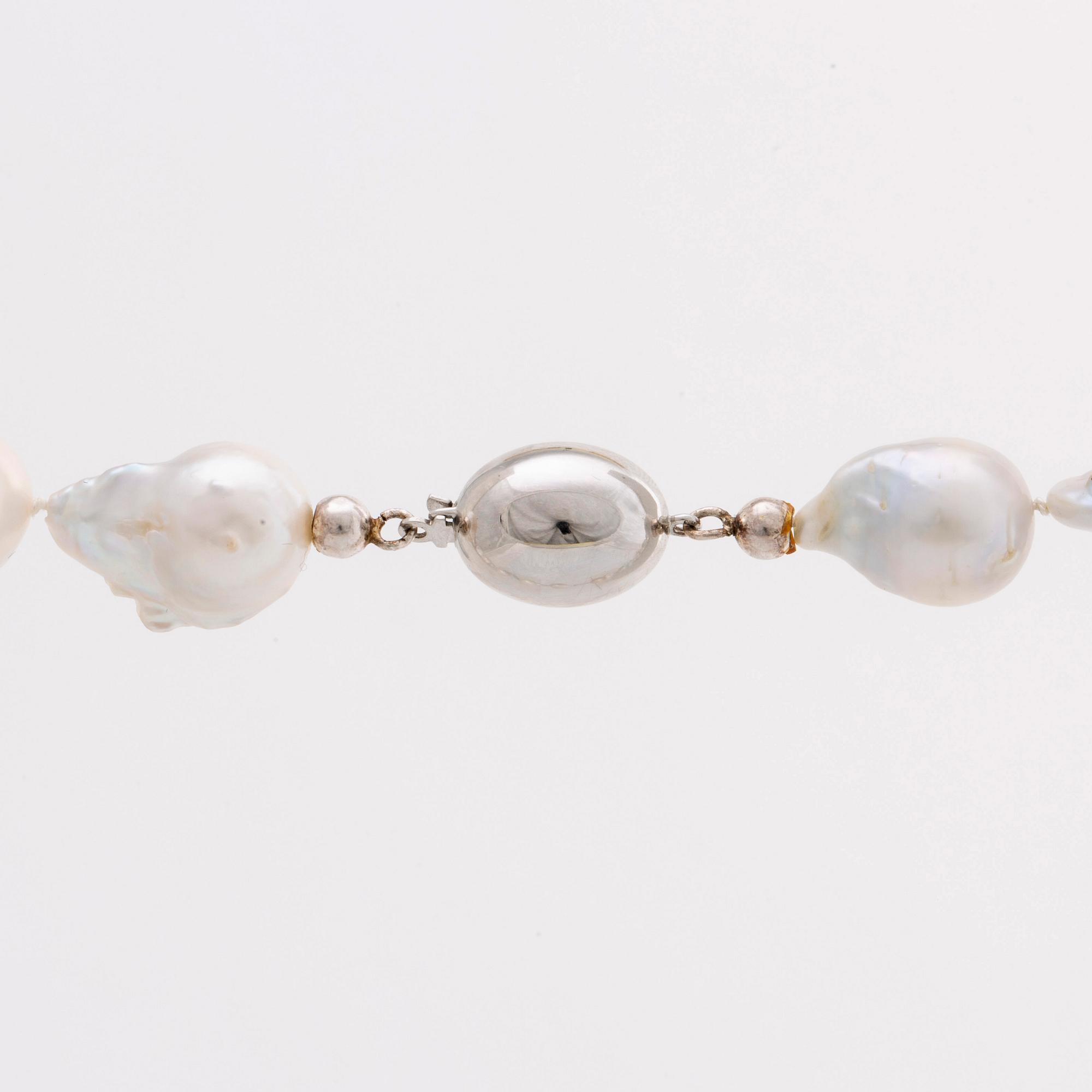 PEARL NECKLACE Baroque South Sea pearls (largest pearl approx 3 x 2 cm, clasp silver.