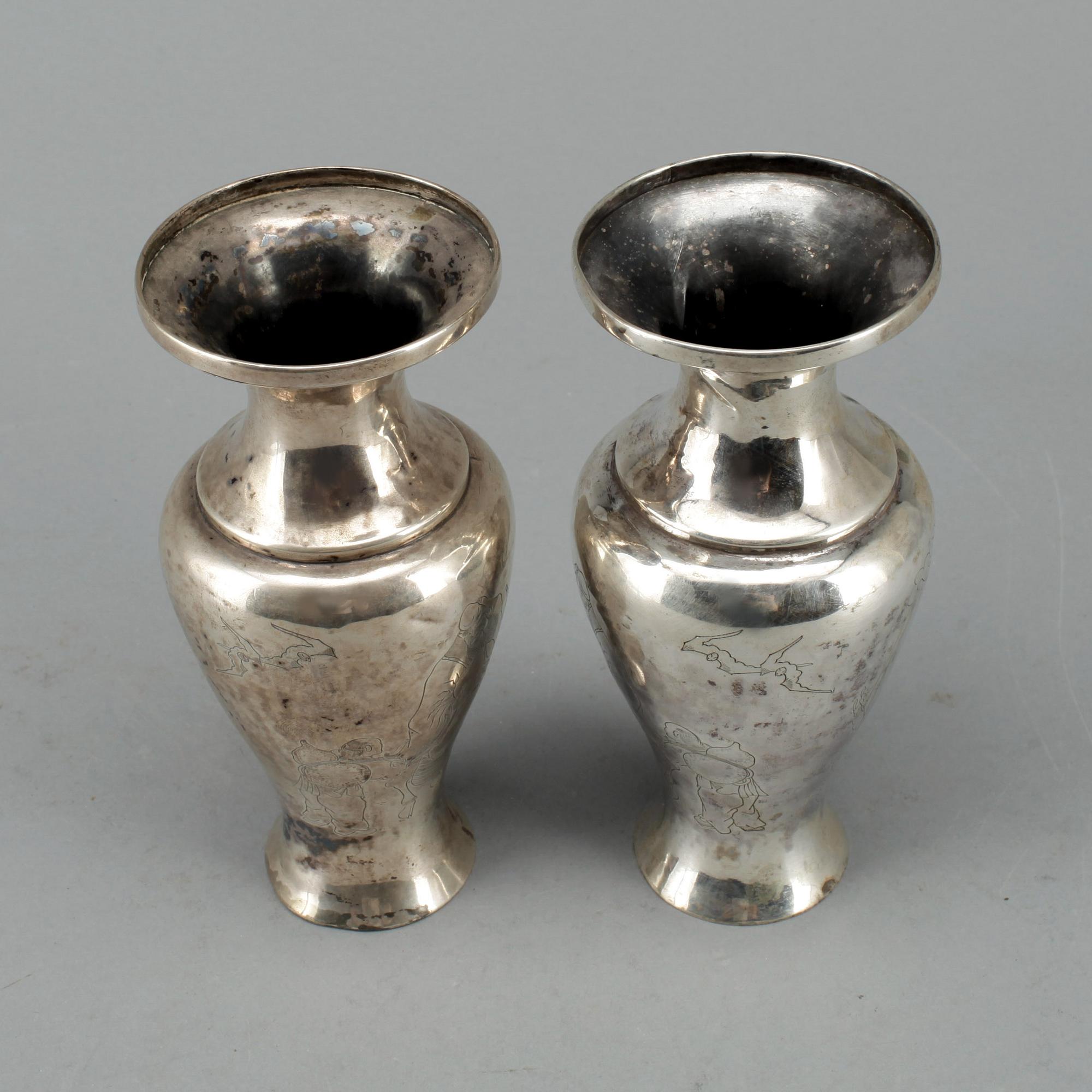 VASER, ett par, silver, Kina, 1900-talets början. Total vikt 347 cm.