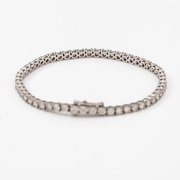 A 14K white gold tennis bracelet with diamonds ca. 5.20 ct in total. With AIG certificate.