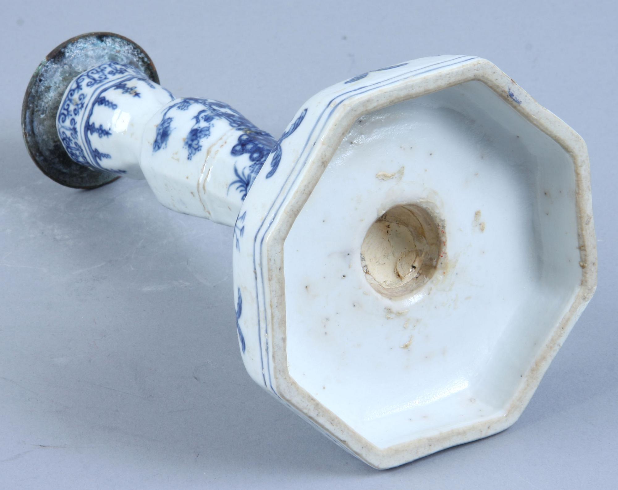 LJUSSTAKE, porslin, Kina, 1700-tal.