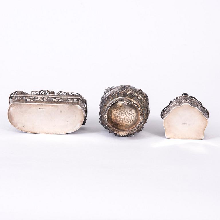 DOSOR, 2 st, och SKÅL, silver, England och Fjärran Östern. Totalvikt ca 241,4 g.