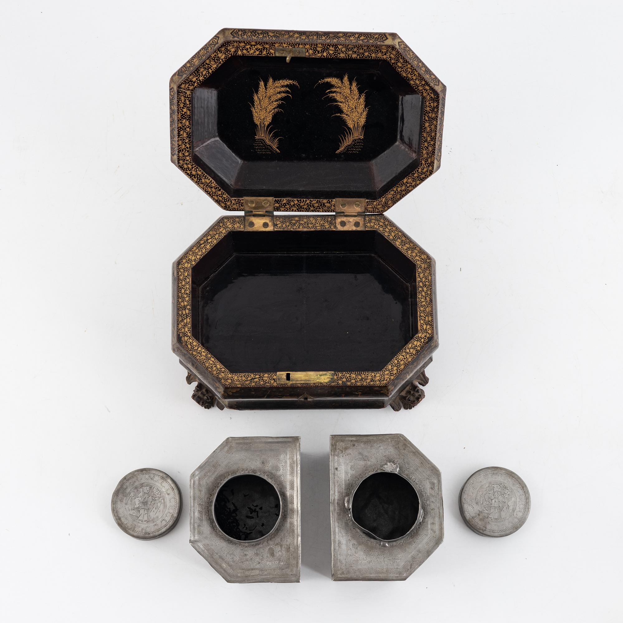 Teskrin, lackerat med insatser av tenn. Qingdynastin, 1800-tal.