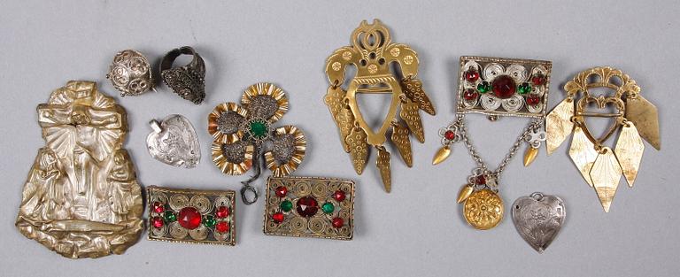 DRÄKTSMYCKEN, 11 st, silver och metall. 1800/1900-tal.