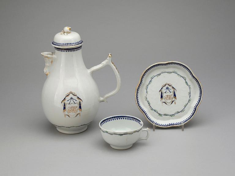 KAFFEKANNA, KOPP samt FAT, 3 delar, porslin, sen Qianlong, Kina sent 1700-tal.
