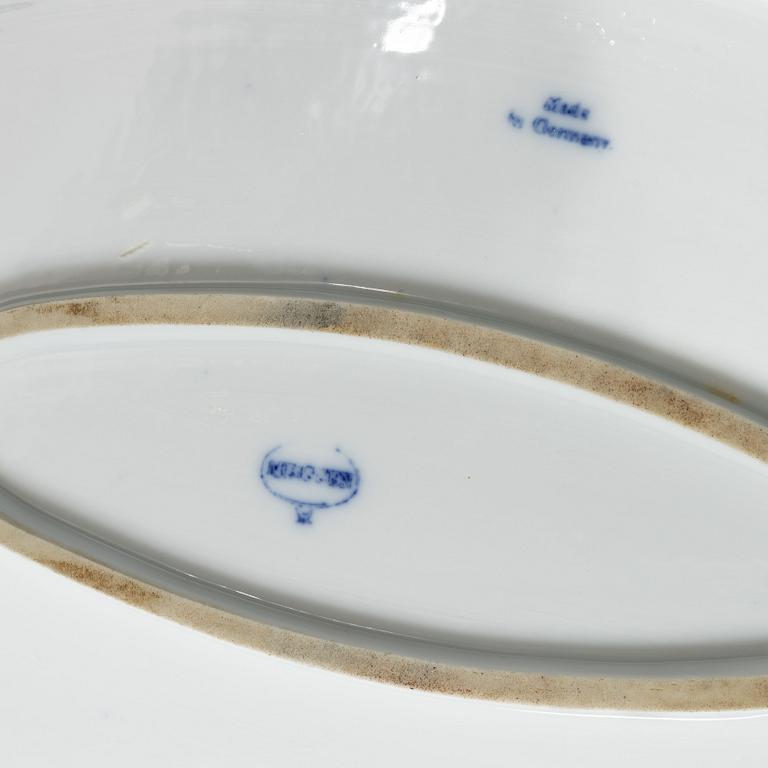 A 54-piece porcelain dinner service, 'Onion pattern/Zwiebelmuster', predominantly Meissenstadt, Tyskland.