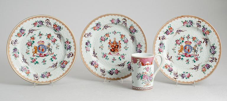 TALLRIKAR, 3 st samt MUGG, porslin, Samson, Paris, sekelskiftet 1900.