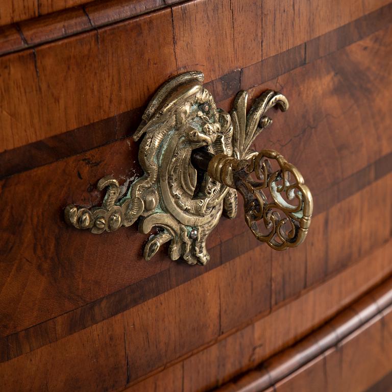 A first half of the 18th Century late Baroque chest of drawers.