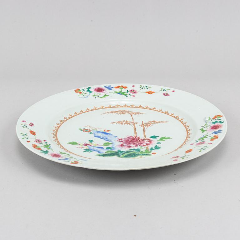 A famille rose export porcelain serving dish, Qing dynasty, Qianlong  (1736-95).