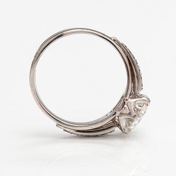 Sormus, 14K valkokultaa, moissaniitti n. 1.50 ct ja timantteja n. 0.12 ct yht. GRA-todistus.