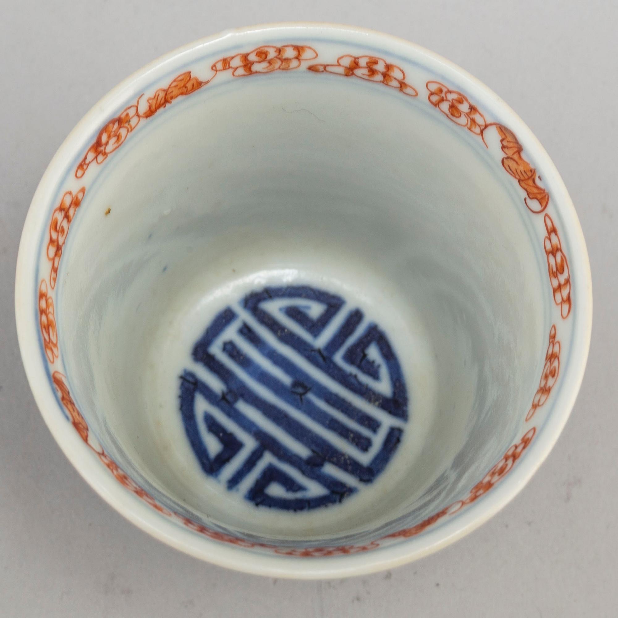 A Chinese iron-red and blue and white cup, early 20th century.