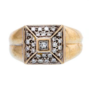 Ring 18K vitguld med 1 princesslipad diamant och briljanter ca 0,40 ct totalt, bredaste del ca 10 mm.