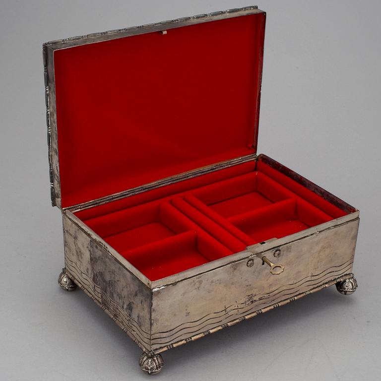 A silver jewelry box by CG Hallberg in Stockholm 1930.