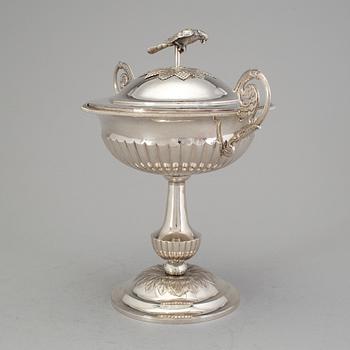 A Swedish 19th century silver sugar bowl and cover, mark of Anders Lundqvist, Stockholm, 1826.