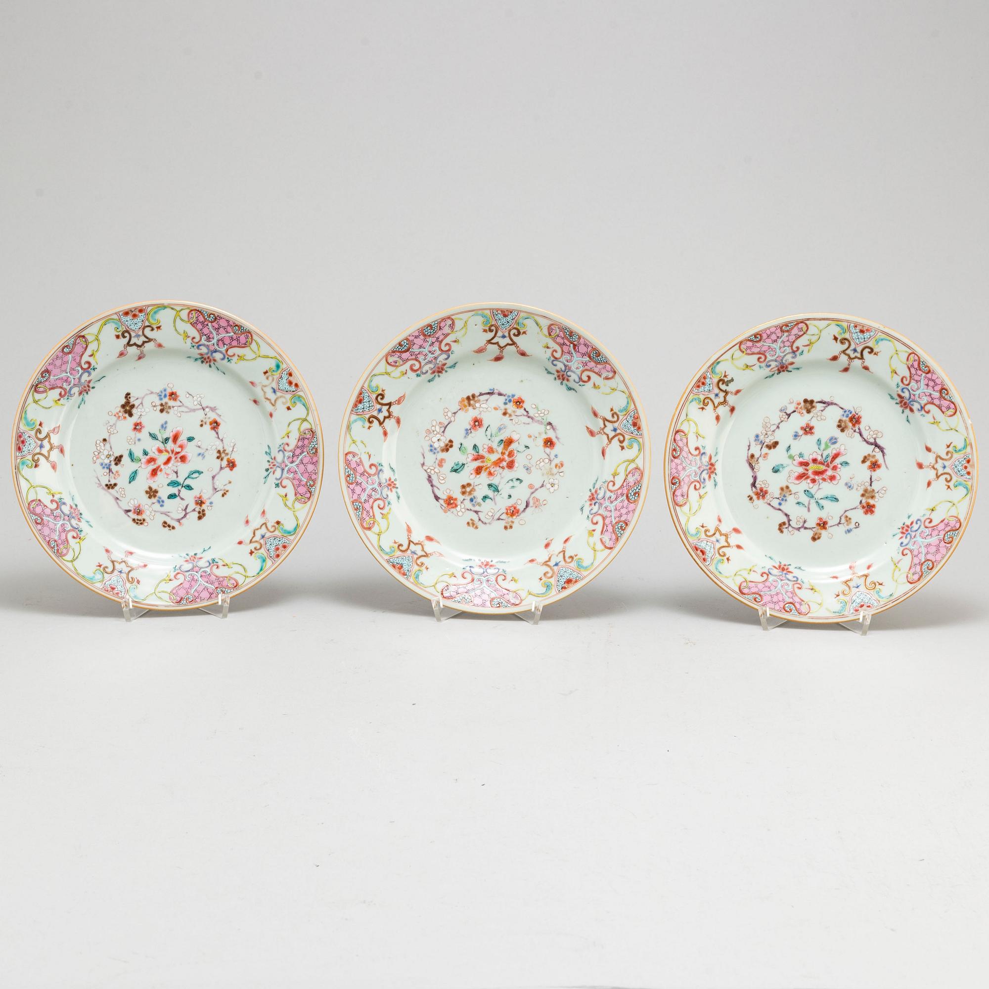 Four (3+1)  famille rose and blue and white export plates, Qing dynasty, Qianlong (1736-95).