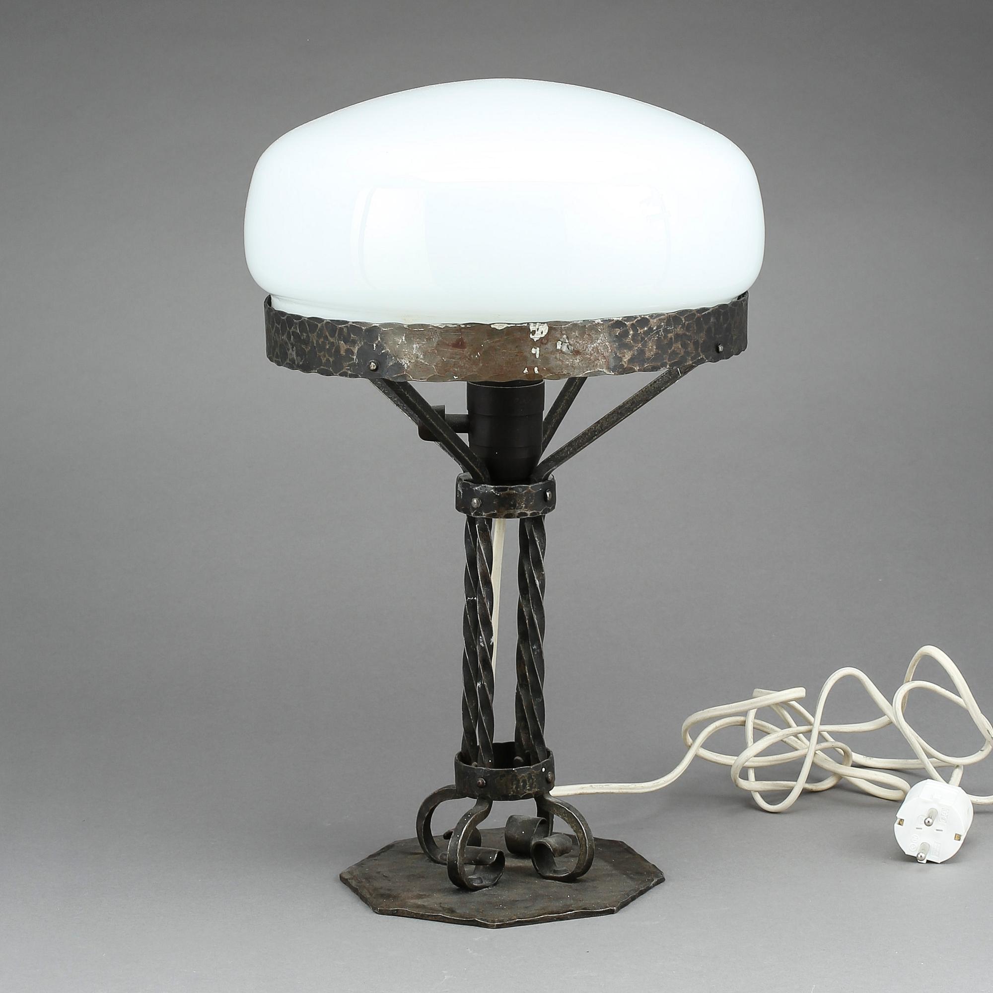 BORDSLAMPA, metall samt glas, sk Strindbergslampa, 1900-talets första hälft.