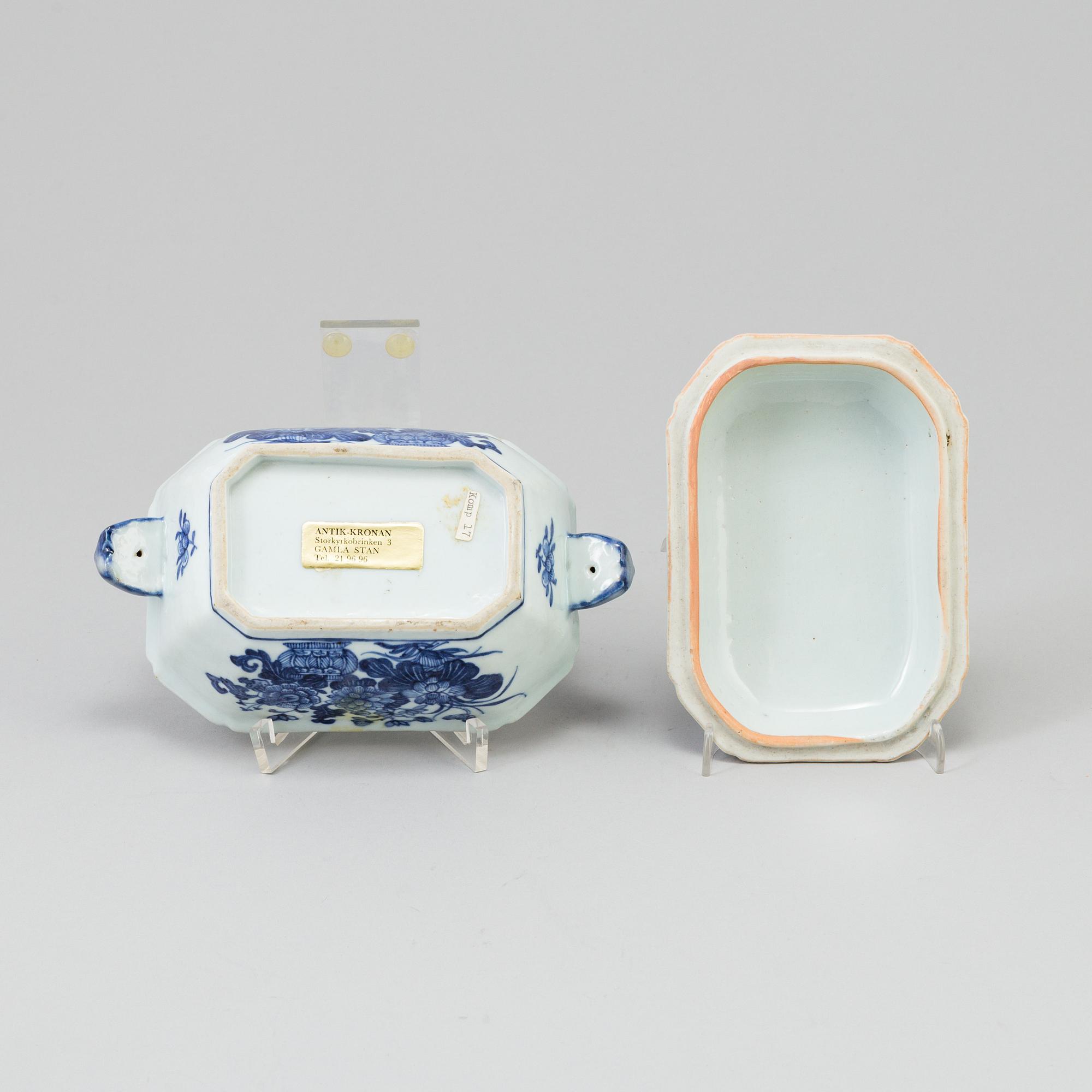 A Chinese blue and white export porcelain butter tureen with cover and two dishes, Qing dynasty, Qianlong (1736-95).