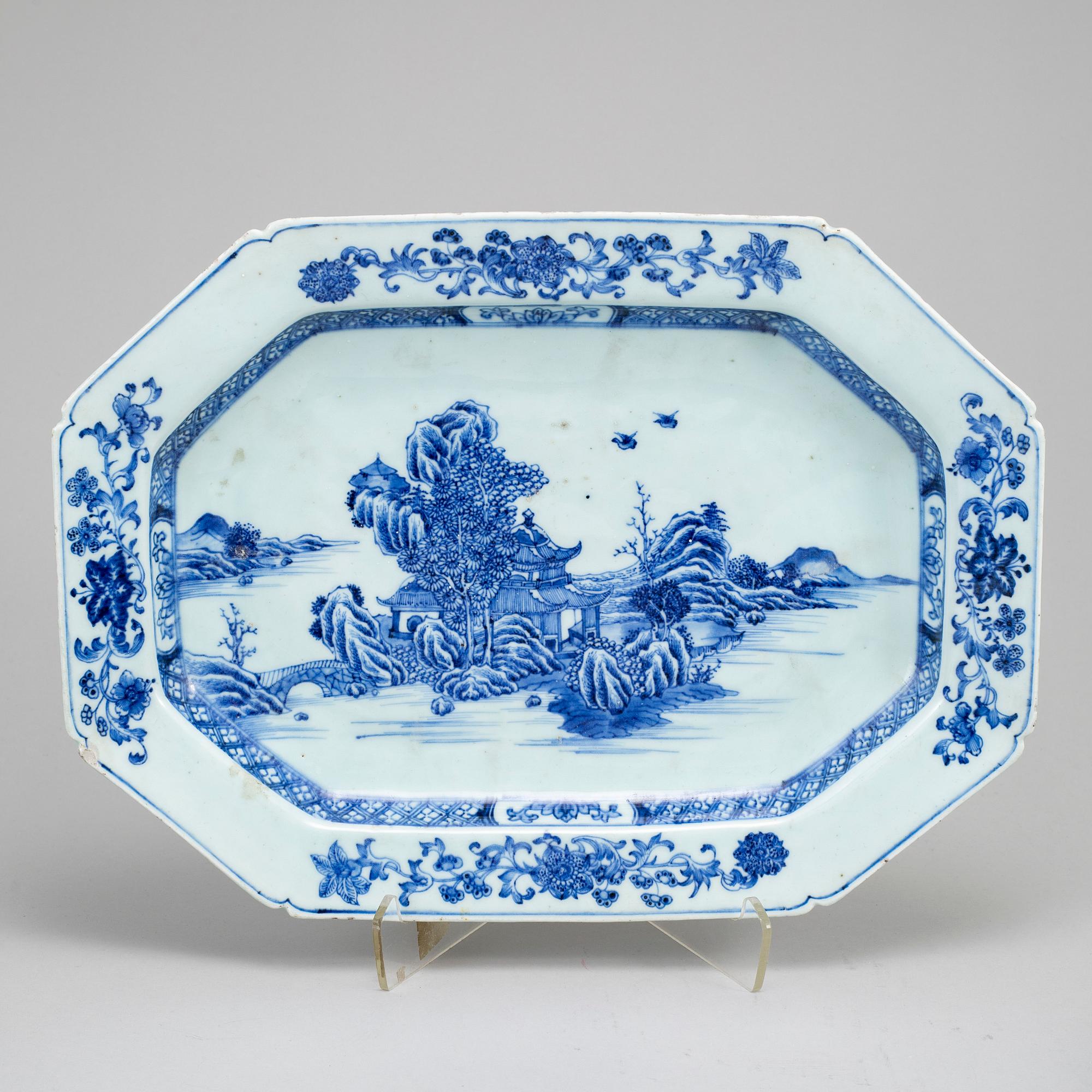 A blue and white export porcelain tureen with cover and dish, Qing dynasty, Qianlong (1736-95).