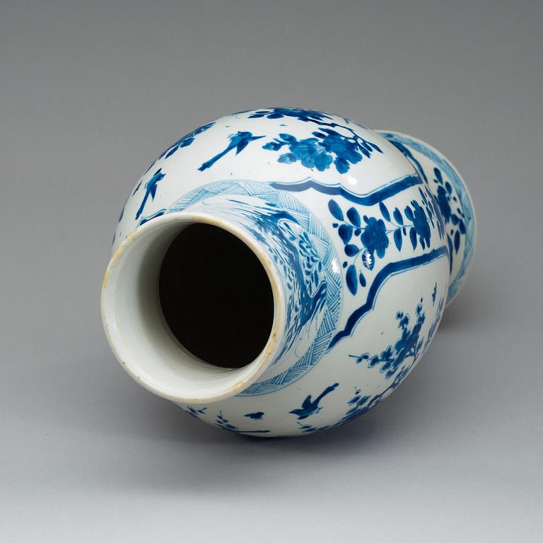 A large blue and white vase, Qing dynasty, Kangxi (1662-1722).