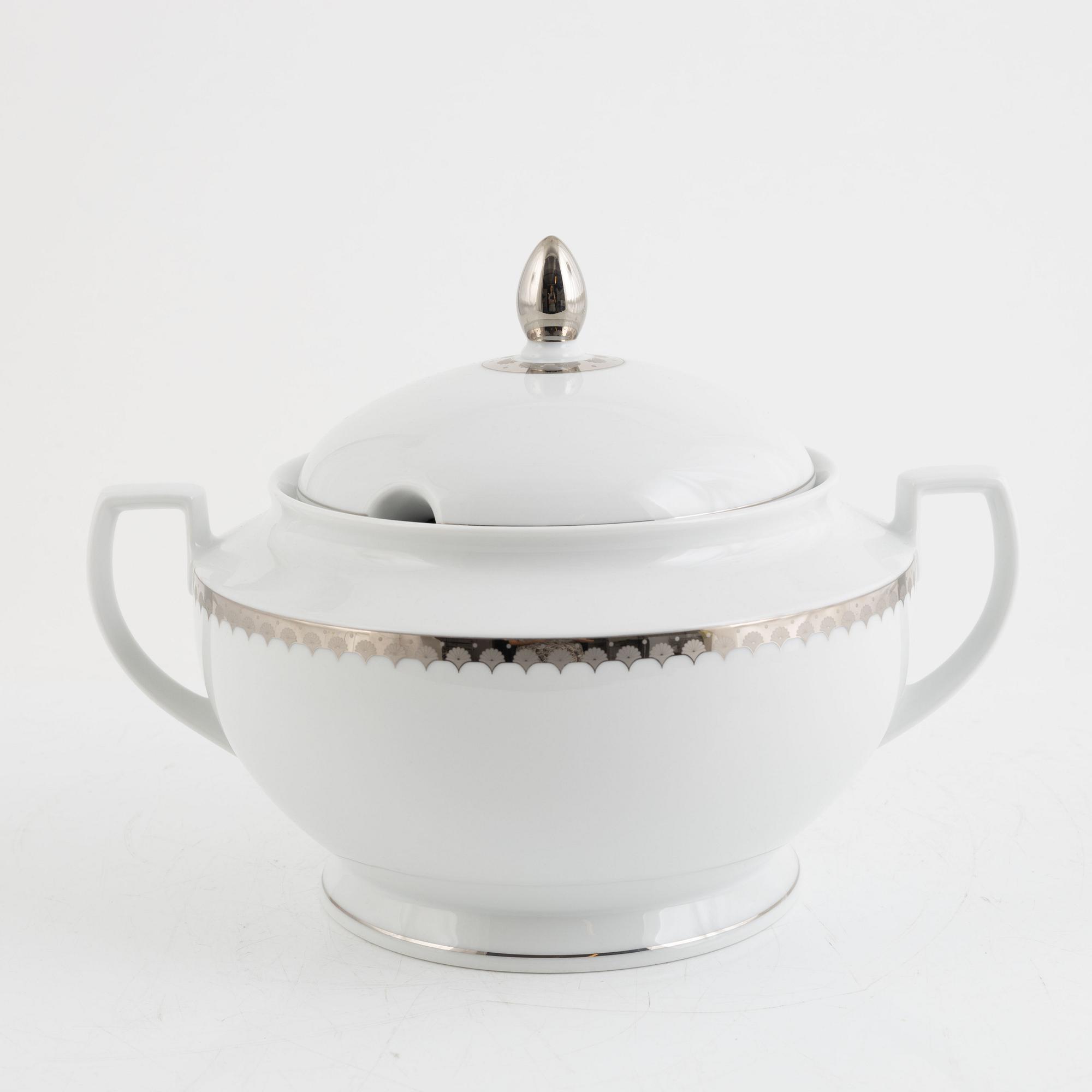Sigvard Bernadotte, a 26 piece "Marianne" porcelain dinner service, Christineholm, Sweden.