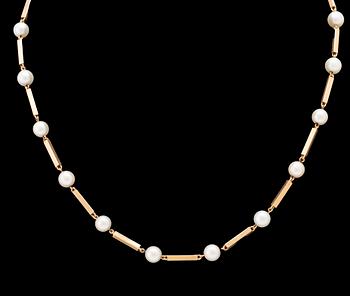 A set of 18K gold necklace and earrings with cultured pearls.