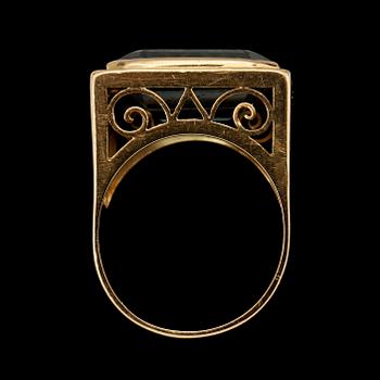 RING, 18k guld med fasettslipad blå sten, Stockholm, 1948. Vikt 11 g.