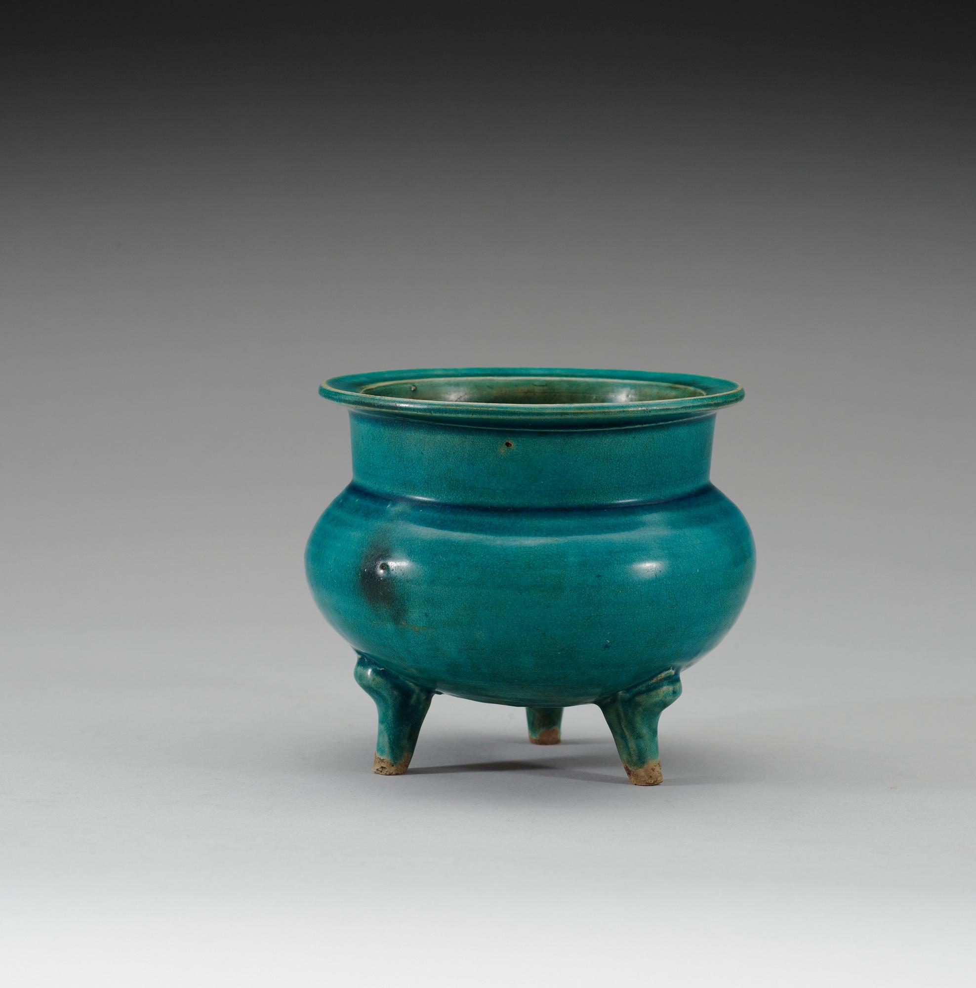 A turqouise glazed tripod censer, Qing dynasty, Kangxi (1662-1722).
